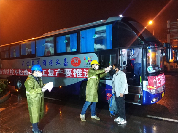 派七批17辆车接农民工返岗 hjc黄金城官网登录集团项目复工率达90%