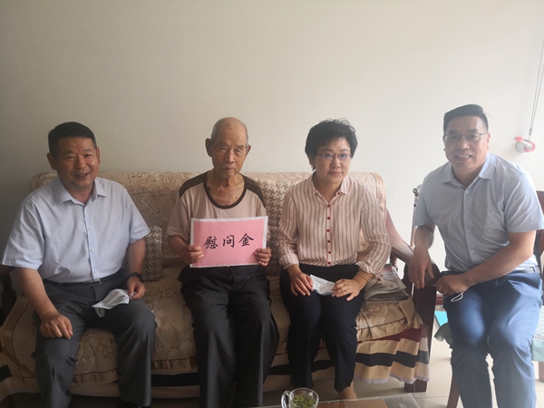 山东hjc黄金城官网登录集团走访慰问离休老干部颁发“光荣在党50年”纪念章